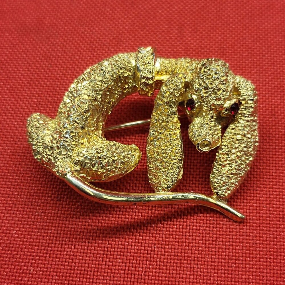 VTG Textured Gold Tone Dachshund Dog Red Rhinestone Eyes Pin Brooch